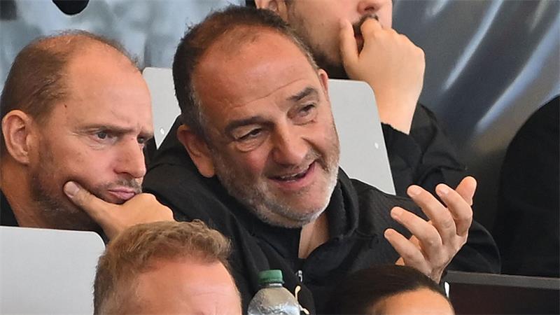 Mit Traumtor: Ex-D/A-Stürmer Hyseni wirft Heidenheim aus Pokal Nur auf der Tribüne: Heidenheims gesperrter Trainer Frank Schmidt (r).
