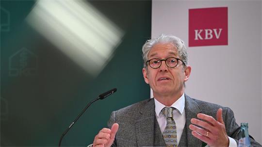 Nur bei zusätzlichem Geld für die ambulante Versorgung wird es nach Aussage von KBV-Chef Andreas Gassen mehr Termine geben können. (Archivbild)