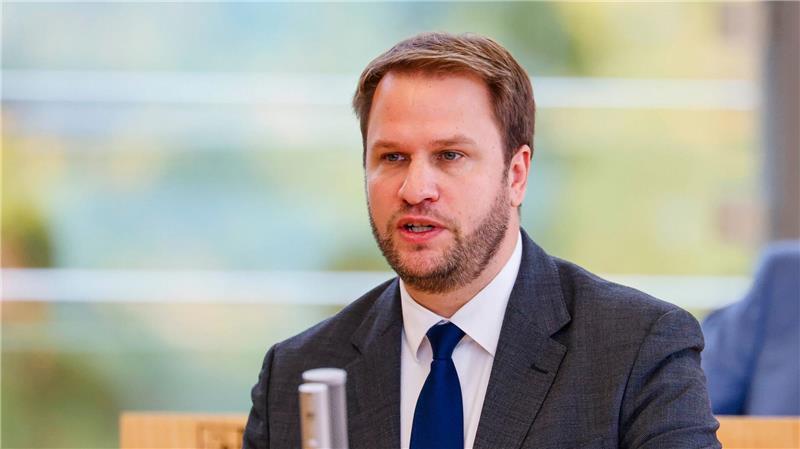 Landtag will Überprüfung der AfD Nur die FDP stimmte einem Antrag für ein gestaffeltes Verfahren zu einer verfassungsrechtlichen Überprüfung nicht zu.