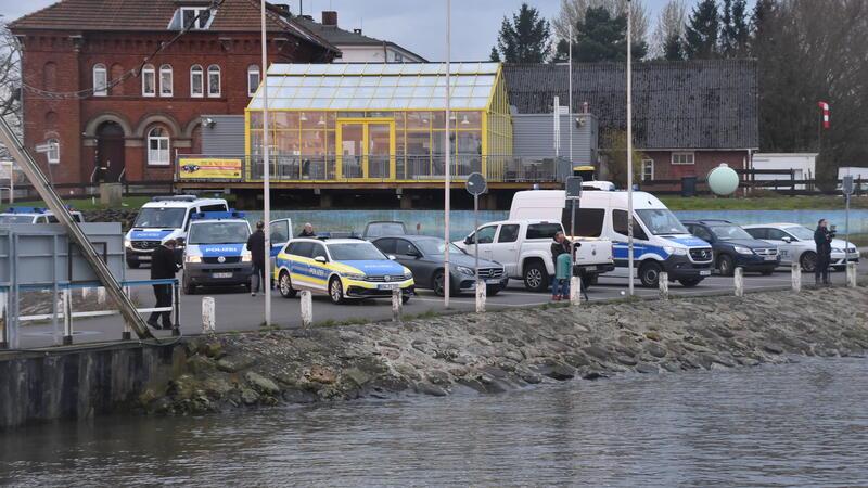 „Großer Tag für die Region“: LNG-Terminal erreicht Stader Anleger Nur die Polizei konnte am Morgen nach Stadersand fahren.