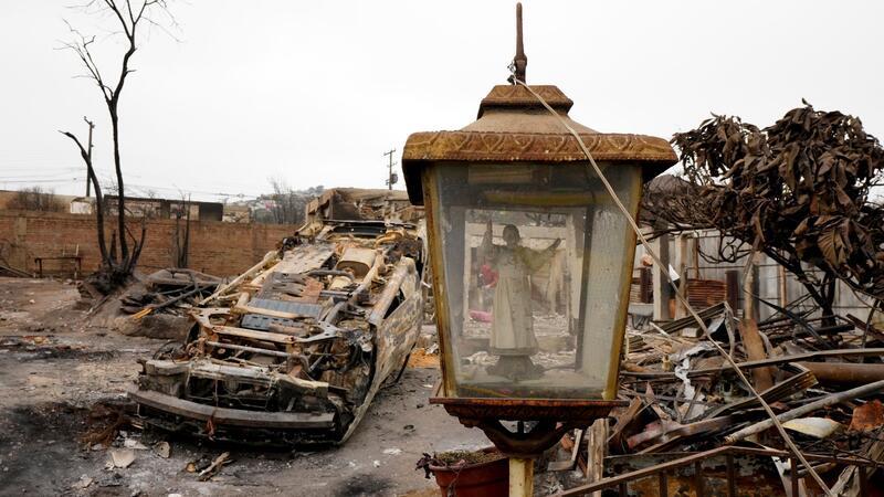 Mehr als 130 Tote bei Waldbränden in Chile Nur die Statue von Papst Johannes Paul II. steht hier noch. Die Gegend um Vina del Mar ist besonders stark von den Waldbrände betroffen.