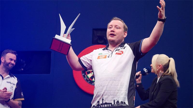 Schindler schluchzt: Stolz nach deutscher Darts-Premiere Nur die kleine Trophäe: Schindler wird EM-Zweiter.