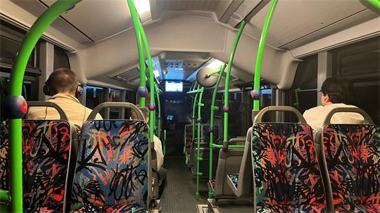 Nur drei Leute sitzen in dem Nachtbus in Richtung Freiburg.