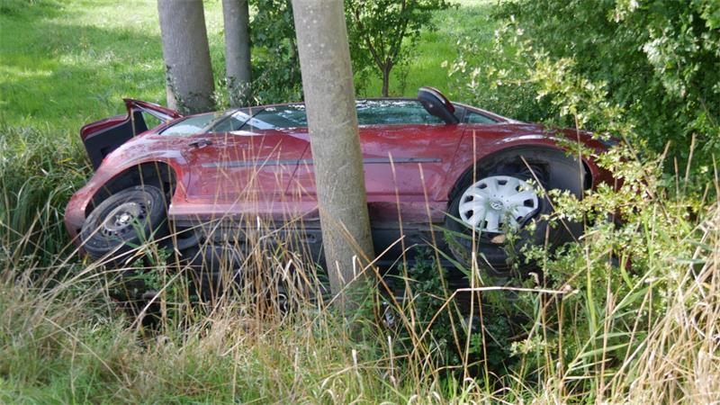 Nur durch die Heckklappe konnten die beiden Insassen den verunglückten VW verlassen.