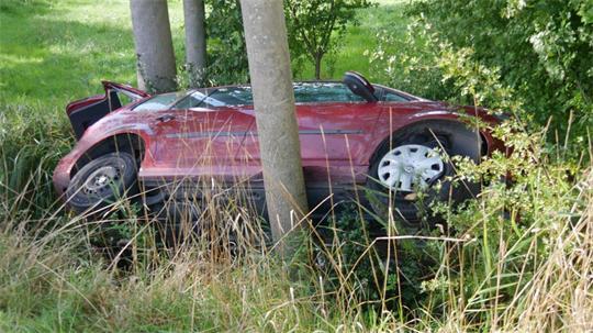 Nur durch die Heckklappe konnten die beiden Insassen den verunglückten VW verlassen.