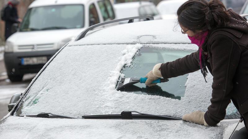 Diese Fehler führen im Winter am häufigsten zu Bußgeldern Nur ein Guckloch freikratzen und los geht's? Besser nicht.