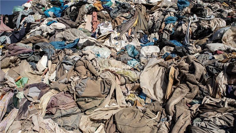200 Fußballstadien voll Kleidermüll - so viel werfen wir weg Nur ein Prozent des globalen Kleidermülls wird laut BCG zu neuen Fasern recycelt. (Archivbild)