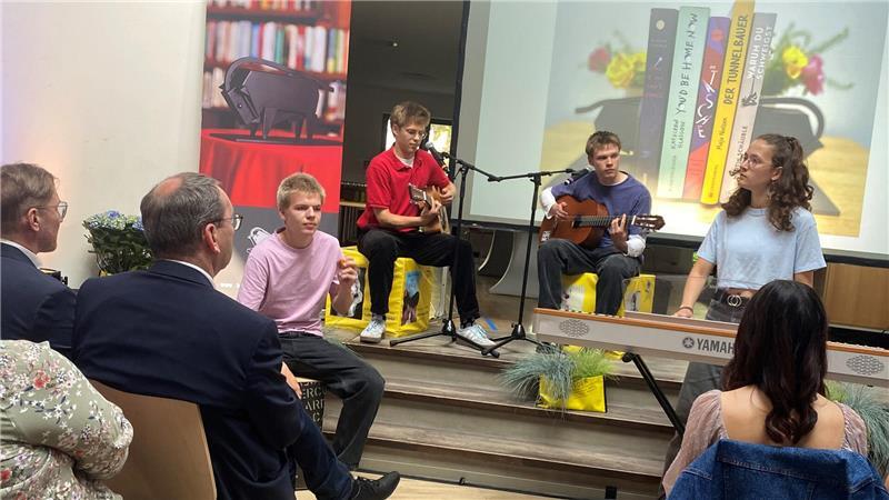 „Nur ein Wort“: Den Auftakt zum öffentlichen Bullen-Preisentscheid machten Schüler vom Gymnasium Süd mit einem passenden Song von der Band Wir sind Helden.