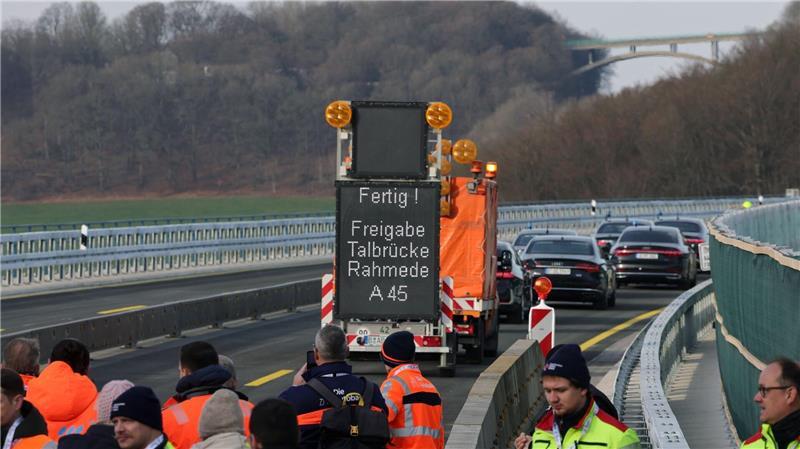Nur ein Wort: „Fertig!“ steht auf dem Verkehrsschild auf der Rahmedetalbrücke.