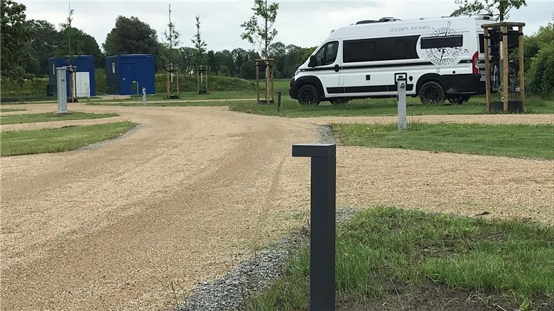 Nur ein einsames Wohnmobil steht an diesem Freitagmorgen auf dem Platz. Damit die Nachtruhe nicht durch Scheinwerferlicht von oben gestört wird, wurden extra niedrige Lampen installiert.