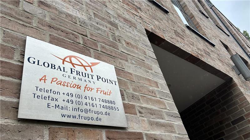 Nur ein unscheinbares Schild an der Hauswand weist auf das umsatzstärkste Unternehmen in Buxtehude hin: das Fruchthandelsunternehmen Global Fruit Point.