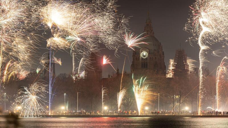 Nur eine Nacht lang darf in Deutschland geböllert werden - in anderen Ländern gibt es andere Regeln.