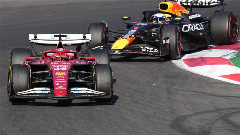 WM-Dreikampf spitzt sich zu: Norris-Sieg vor Verstappen Nur eine virtuelle Safety-Car-Phase rettete Charles Leclerc (vorn) am Ende gegen Max Verstappen.
