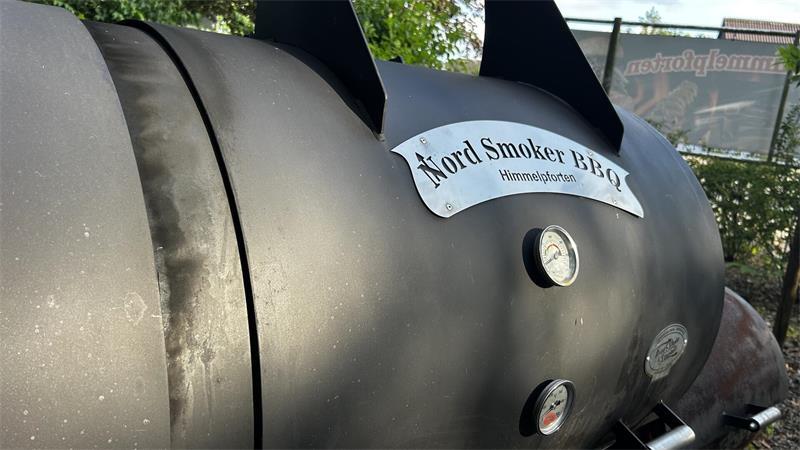 Raffinesse vom Rost: Wie die Barbecue-Fans für Grill-Genuss sorgen Nur einer der riesigen Smoker im Garten der Villa von Issendorff. Hier darf das Fleisch über viele Stunden langsam garen.