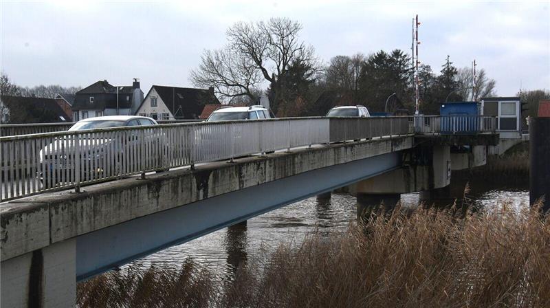 Nur einspurig kann der Verkehr über die Oberndorfer Ostebrücke rollen. Wer wann fahren darf? Das regelt die Ampelanlage.