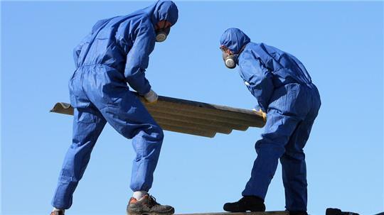 Nur etwas für Profis: Wer mit Asbest arbeitet, muss eine spezielle Schutzkleidung tragen.