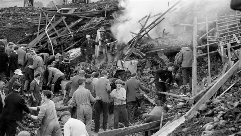 60 Jahre Aberfan: Britische Royals gedenken Erdrutsch-Opfer Nur fünf Kinder konnten lebend aus den Trümmern geborgen werden. (Archivbild)