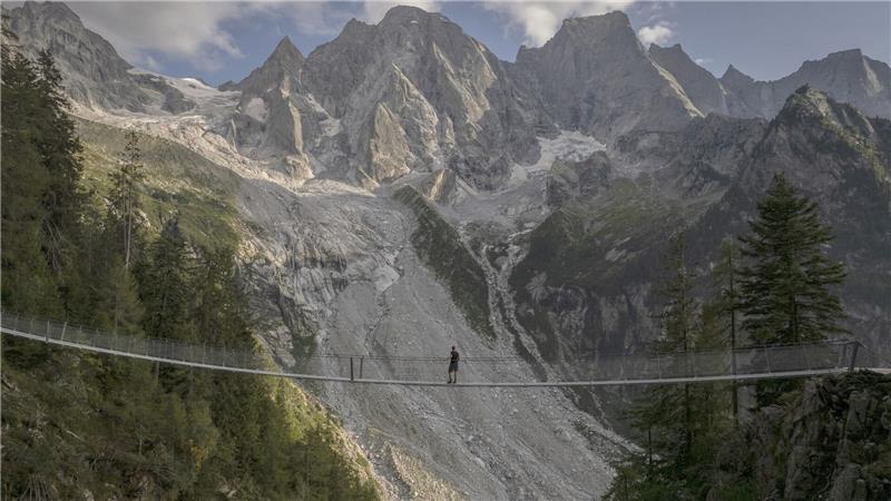 Bilder des Tages Nur für Schwindelfreie: Hängebrücke auf dem Wanderweg zur Sciorahütte in der Schweiz