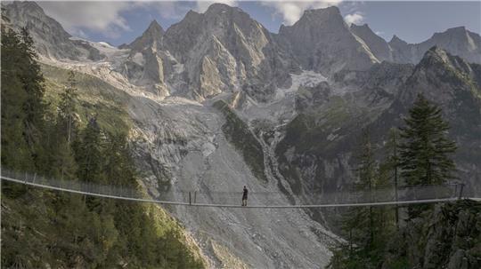 Nur für Schwindelfreie: Hängebrücke auf dem Wanderweg zur Sciorahütte in der Schweiz
