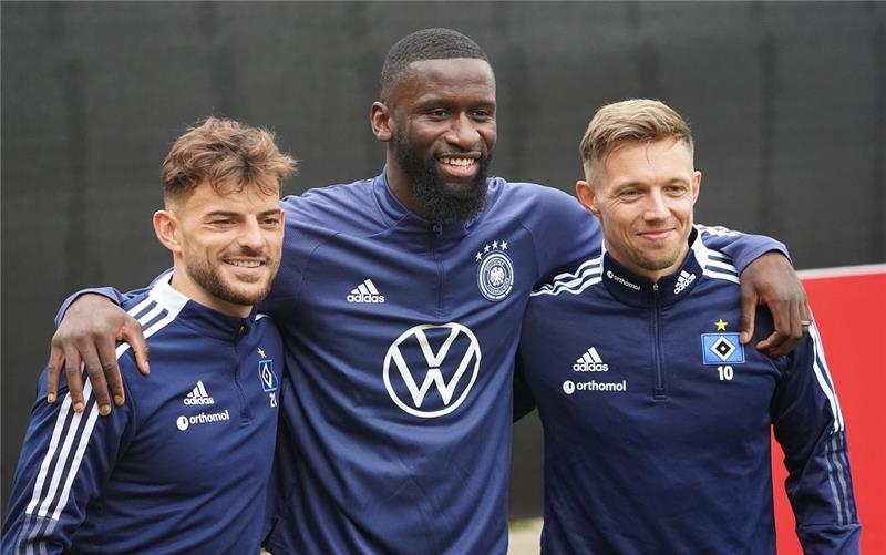 Nur für die HSV-Profis Tim Leibold (links) und Sonny Kittel (rechts) gab es von Nationalspieler Antonio Rüdiger ein „Fan“-Selfie. Foto: Marcus Brandt/dpa
