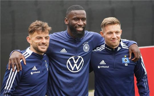 Nur für die HSV-Profis Tim Leibold (links) und Sonny Kittel (rechts) gab es von Nationalspieler Antonio Rüdiger ein „Fan“-Selfie. Foto: Marcus Brandt/dpa