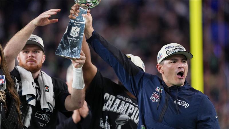 Nur gemeinsam: Trainer MacDonald (rechts) reckt den Pokal mit seinen Spielern Darnold (links) und Walker in die Höhe.