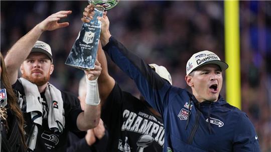 Nur gemeinsam: Trainer MacDonald (rechts) reckt den Pokal mit seinen Spielern Darnold (links) und Walker in die Höhe.