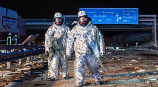Nur im Hitzeschutzanzug konnte der gefährliche Sauerstoffbehälter auf der A1 geborgen werden.