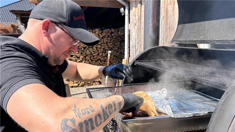 Raucharoma und Zeit: Himmelpfortener gibt Tipps fürs Grillen im Smoker Nur kurz lüftet Basti die Klappe des Smokers, um zu sehen, ob die Rippchen schon gar sind.
