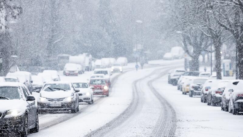 Winterwetter bremst Verkehr in Teilen Deutschlands aus Nur langsam kommen Autos in der Kölner Innenstadt im dichten Schneetreiben voran.