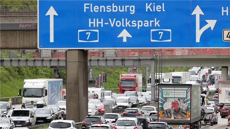 Nur langsam kommen die Fahrzeuge auf der Autobahn A7 vor dem Elbtunnel voran. Eine Entlastung durch einen neuen Elbtunnel ist aber in weiter Ferne.