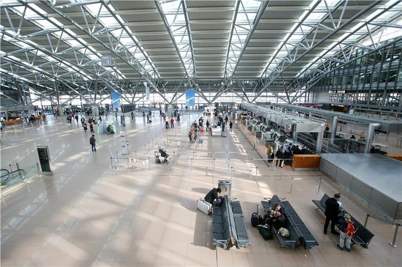 Nur mäßig Betrieb ist in einer Abfertigungshalle im Flughafen Hamburg . Fotos: Marks/dpa