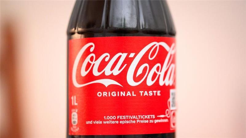 Coca-Cola-Flaschen mit Metallteilchen auch in Deutschland? Konzern äußert sich Nur „minimale Menge“ möglicherweise problematischer Flaschen aus Österreich in Deutschland. (Symbolbild)