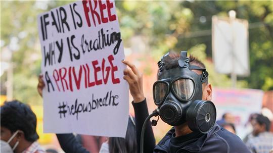 Nur mit Gasmaske: In Neu-Delhi in Indien wird demonstriert, weil die Regierung zu wenig gegen die Luftverschmutzung tut.