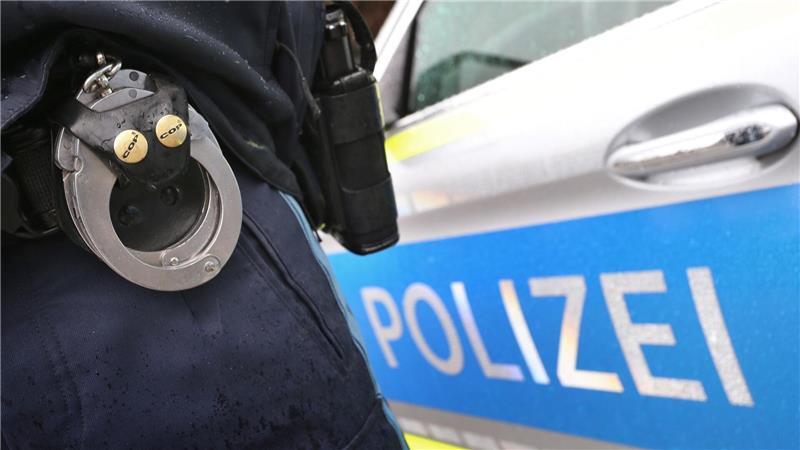 Nur mit großer Verstärkung kann die Polizei eine Auseinandersetzung auf einem Schützenfest klären. (Symbolbild)