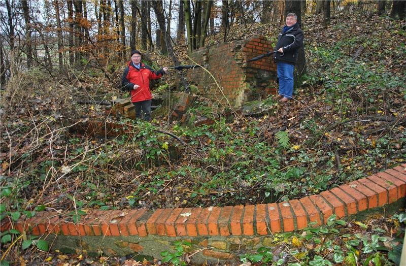 Nur noch Mauerreste am Hanfberg sind erhalten: Gerd Martens und Hans Jürgen Bublies haben im Wald eine Ziegelsteinmauer aufgespürt, die den Standort einer der Baracken anzeigt, in denen nach dem Krieg Flüchtlinge in Agathenburg untergebrach