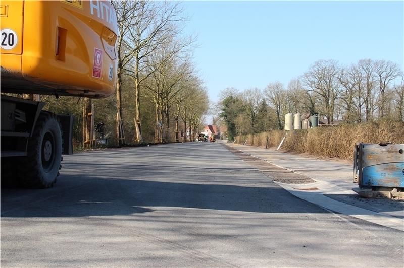 Nur noch Restarbeiten sind am sanierten Abschnitt der L 114 in der Oldendorfer Ortsmitte zu erledigen. Ab 1. April soll die Straße wieder für den Verkehr frei sein. Neu angelegt wurden der Regenwasserkanal und der Rad- und Gehweg. Foto: Kle