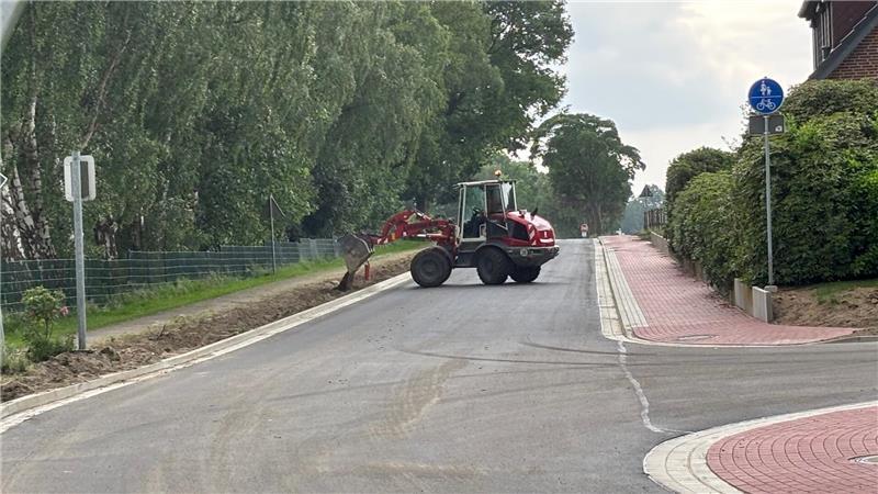 Nur noch Restarbeiten werden an den Rändern vorgenommen. Ab 12. Juni können alle Fahrzeuge wieder bis zum Abzweig Doosthof fahren.