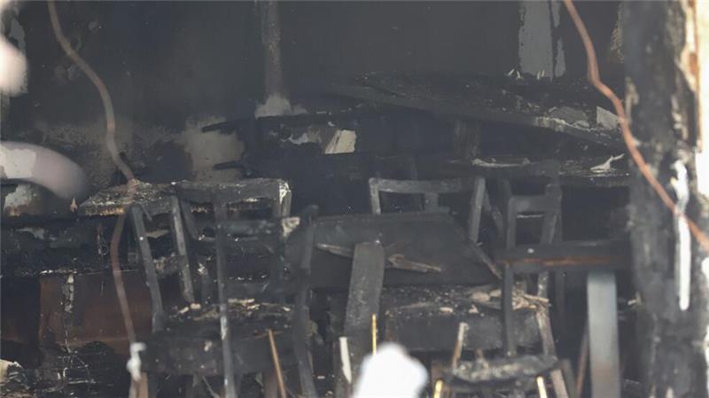 Sorge in Köln - Explosionsserie nimmt kein Ende Nur noch Schutt und Asche: Das Café brannte vollständig aus.