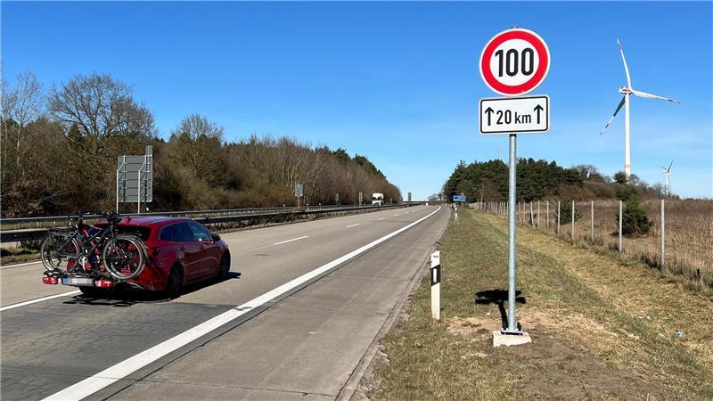 A27-Desaster geht in die nächste Runde: Warum hier ab jetzt Tempo 100 gilt Nur noch Tempo 100 gilt zwischen Debstedt und Neuenwalde auf der A27 in beide Fahrtrichtungen auf einem 20 Kilometer langen Abschnitt.