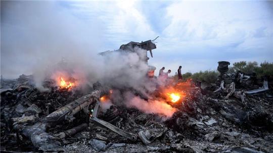 Nur noch Trümmer: Das Passagierflugzeug mit der Flugnummer MH17 wurde über der Ostukraine abgeschossen. (Archivbild)