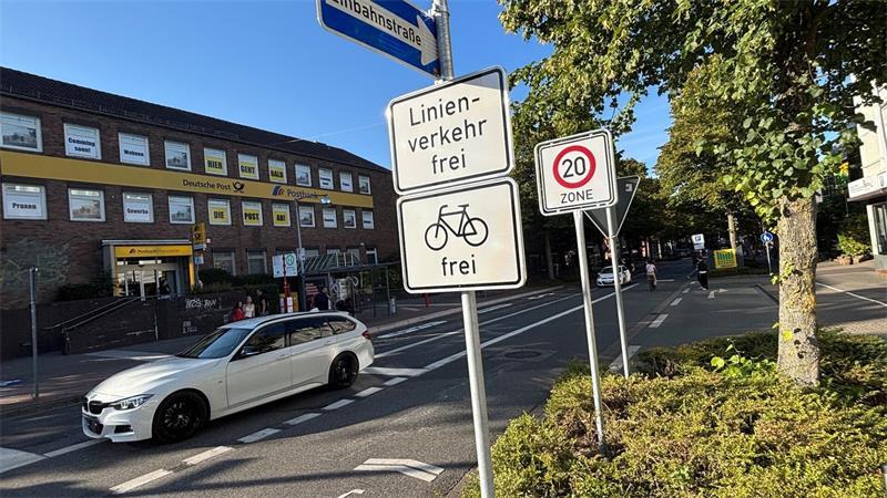 Verkehrsversuch in Buxtehude: Wildwest in der Einbahnstraße Nur noch an der Kreuzung Bahnhofstraße/Gildestraße ist die Einfahrt in die Bahnhofstraße zulässig. Das Fahrzeug auf dem Foto ist verbotenerweise in die falsche Richtung der Einbahnstraße unterwegs.