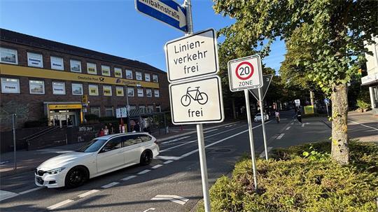 Nur noch an der Kreuzung Bahnhofstraße/Gildestraße ist die Einfahrt in die Bahnhofstraße zulässig. Das Fahrzeug auf dem Foto ist verbotenerweise in die falsche Richtung der Einbahnstraße unterwegs.