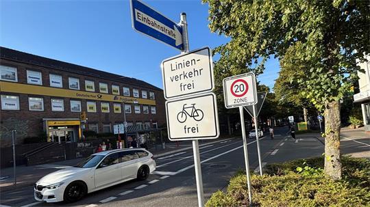 Nur noch an der Kreuzung Bahnhofstraße/Gildestraße ist die Einfahrt in die Bahnhofstraße zulässig. Das Fahrzeug auf dem Foto ist verbotenerweise in die falsche Richtung der Einbahnstraße unterwegs.