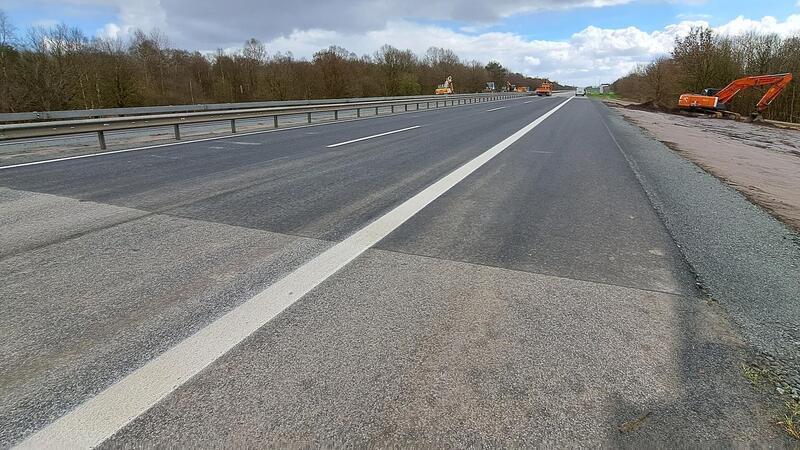 Nur noch der Übergang von der neuen zur alten Asphaltdecke erinnert daran, dass dort wochenlang ein Durchlass unter der Trasse erneuert wurde.