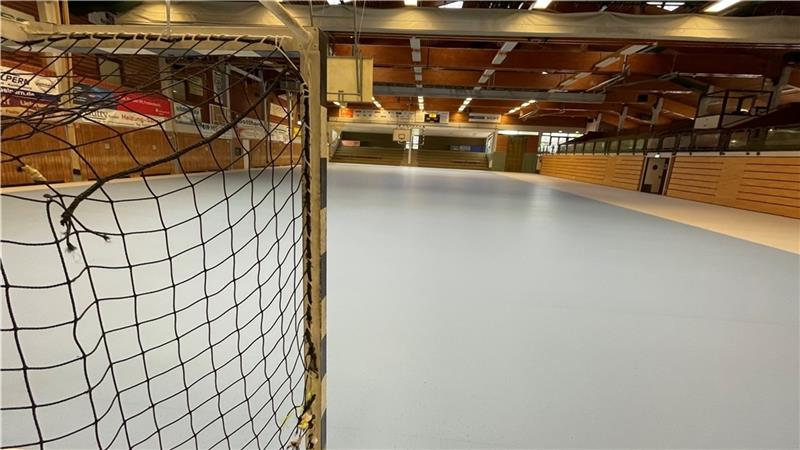 Nur noch die Markierungen und die Endabnahme fehlen. Das Handballfeld ist auf dem neuen Boden in Blau gut erkennbar abgegrenzt. Foto: Ahrens