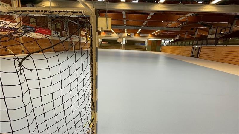 Schwingboden für 220 000 Euro: Geestlandhalle erstrahlt in neuem Glanz Nur noch die Markierungen und die Endabnahme fehlen. Das Handballfeld ist auf dem neuen Boden in Blau gut erkennbar abgegrenzt. Foto: Ahrens