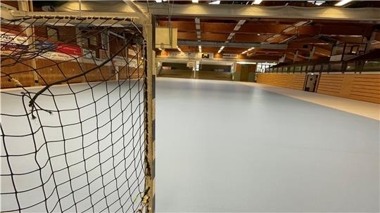 Nur noch die Markierungen und die Endabnahme fehlen. Das Handballfeld ist auf dem neuen Boden in Blau gut erkennbar abgegrenzt. Foto: Ahrens