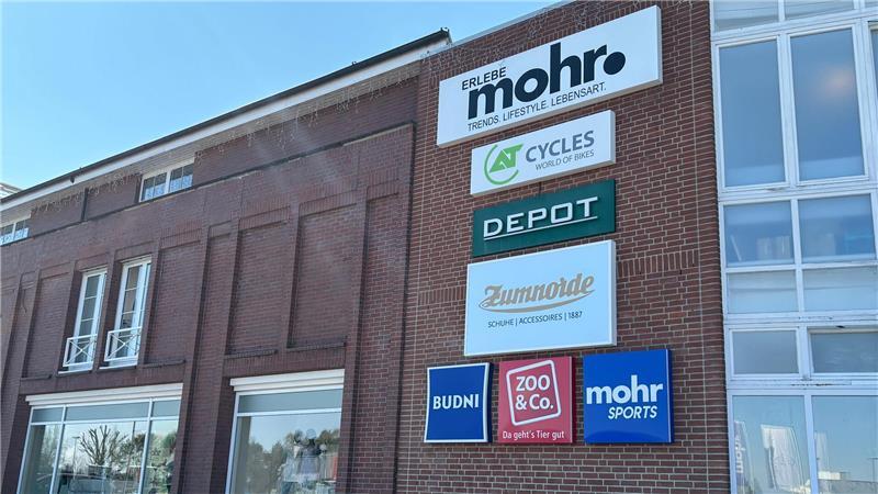 Depot in Dollern ist dicht: Was Familie Mohr jetzt plant Nur noch die Werbereklame an der Fassade bezeugt, dass hier kürzlich noch eine Depot-Filiale zu finden war.