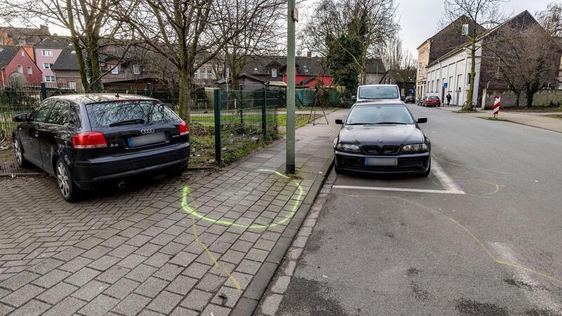 Schülern geht es nach Messerangriff besser Nur noch die gelben Markierungen der Polizei erinnern an den Messerangriff auf zwei Kinder in Duisburg.
